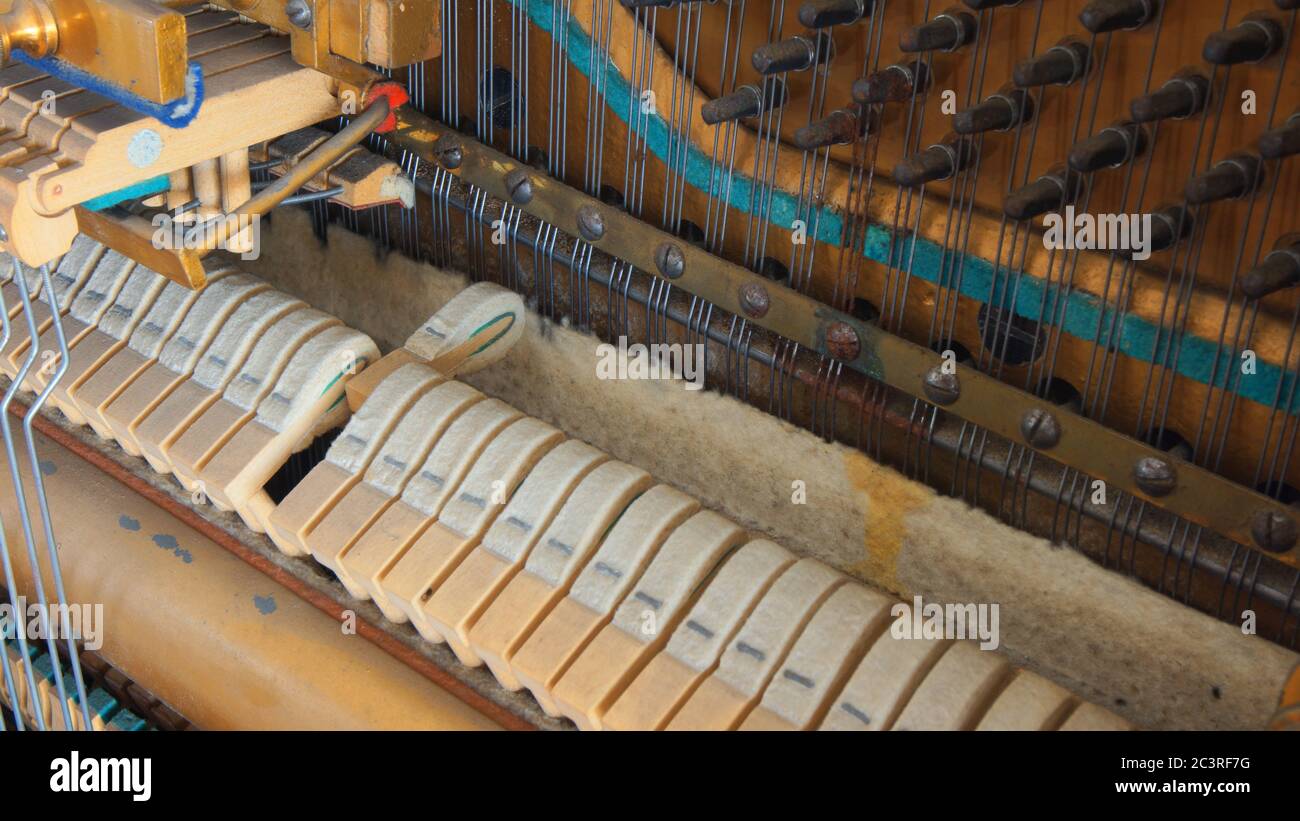 Dettaglio delle lavorazioni interne di un antico pianoforte Foto Stock