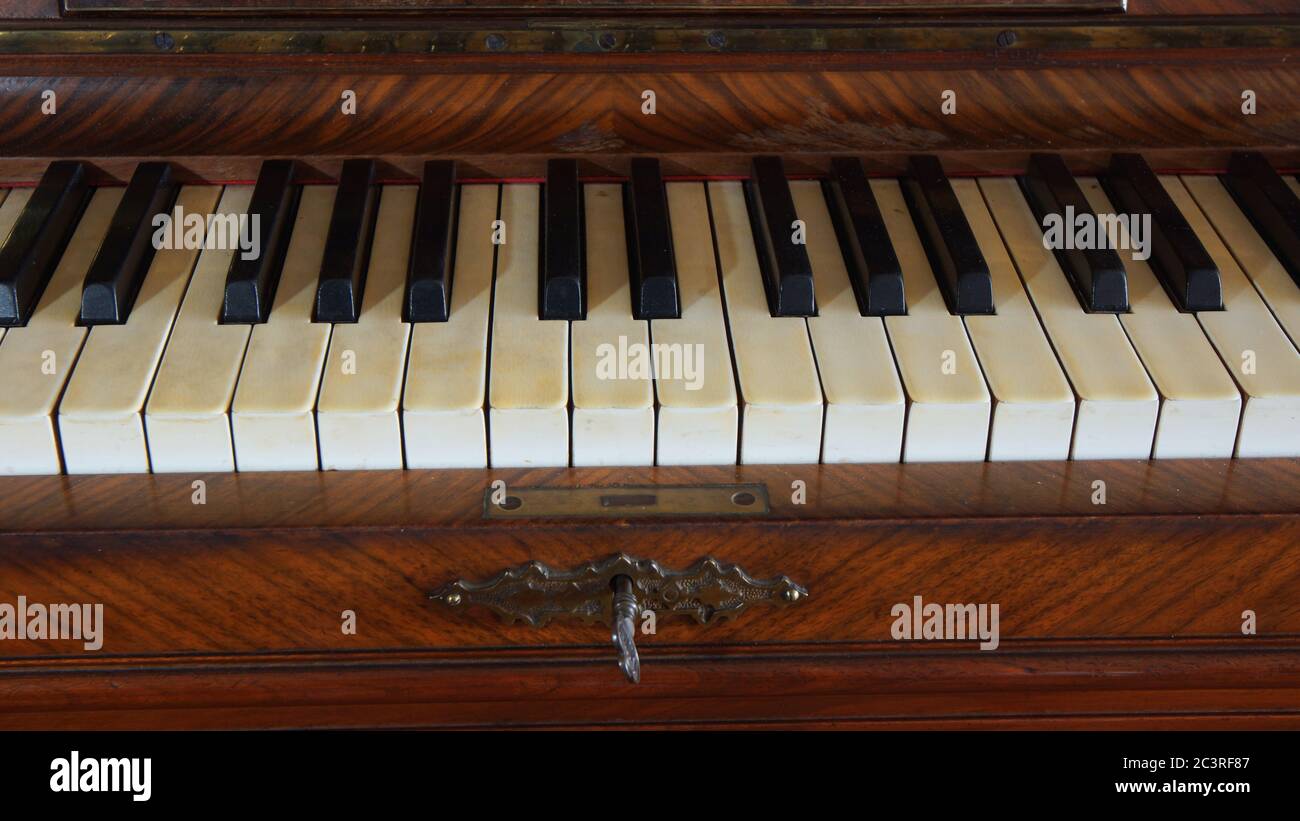 Particolare di antica tastiera a piano in legno Foto Stock