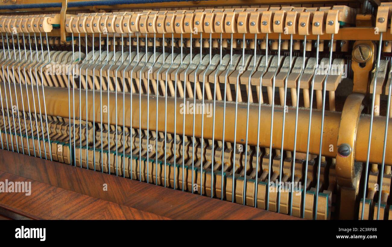 Dettaglio delle lavorazioni interne di un antico pianoforte Foto Stock
