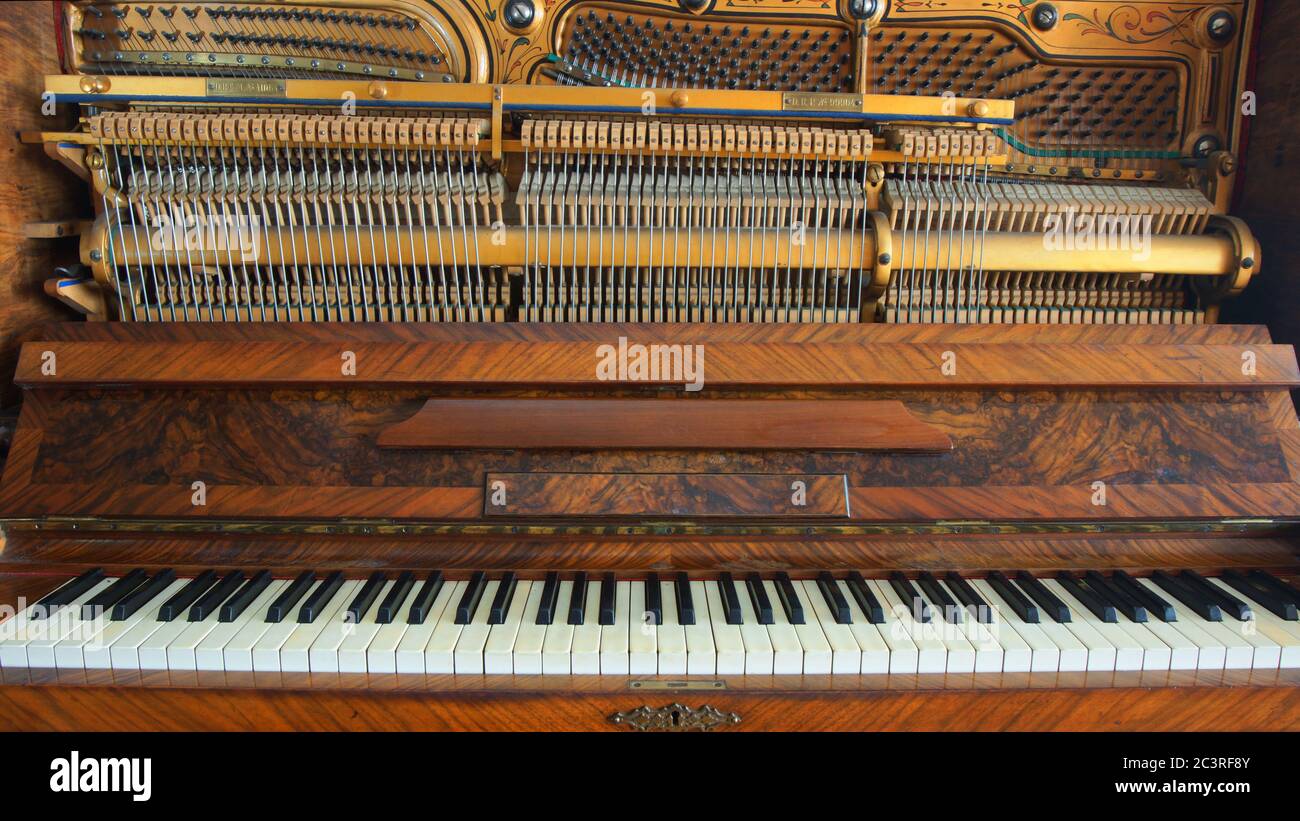 Vista frontale di un pianoforte in legno con la tastiera aperta Foto Stock