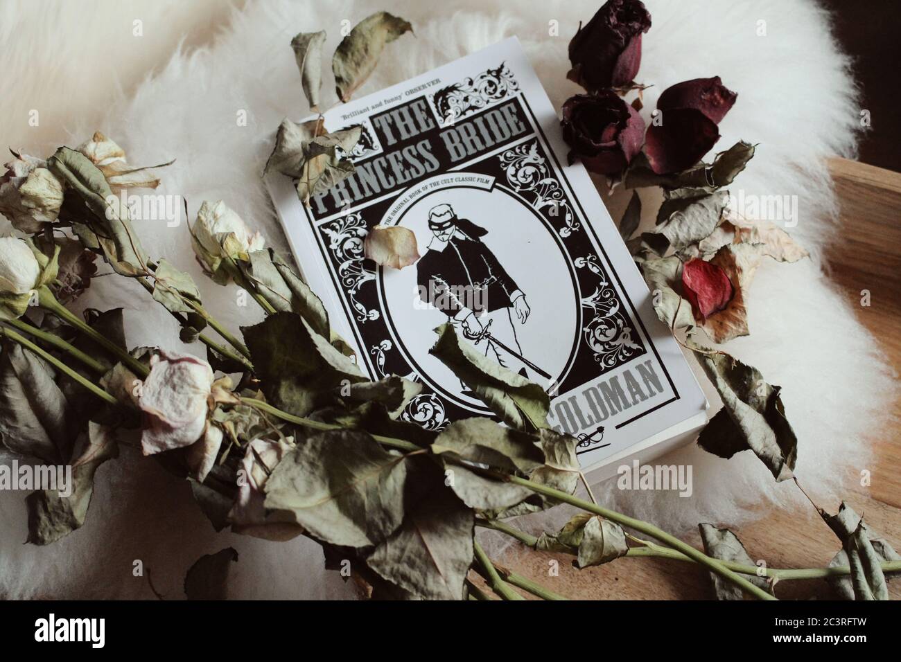 CORK, IRLANDA - 05 settembre 2018: La sposa principessa di William Goldman libro su pelle di pecora con rose secche. Foto Stock