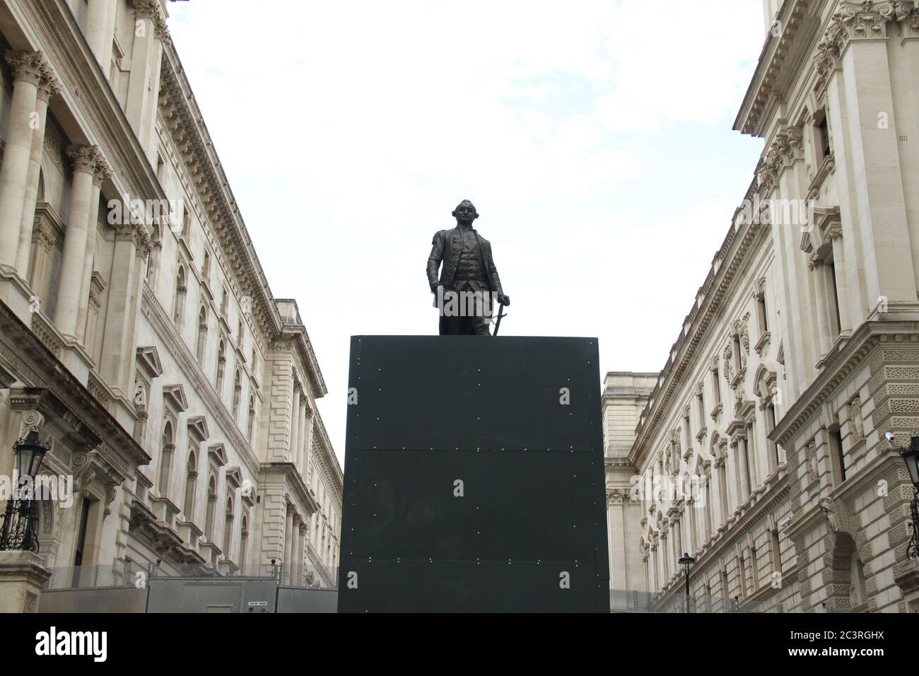 La statua di Robert Clive è salita a seguito di vandalismo da precedenti dimostrazioni in città. Clive, il primo barone Clive meglio conosciuto come Clive dell'India, che ha stabilito il dominio britannico in India si trova fuori dal Ministero degli Esteri. Clive è stato il primo governatore della Presidenza Bengala sotto la Compagnia delle Indie Orientali. Le autorità hanno imbarcato monumenti e statue a Londra soprattutto a causa del loro passato legame con la schiavitù in previsione di possibili atti di vandalismo con organizzazioni di estrema destra e dimostrazione di Black Lives Matter in programma per questo fine settimana. Foto Stock