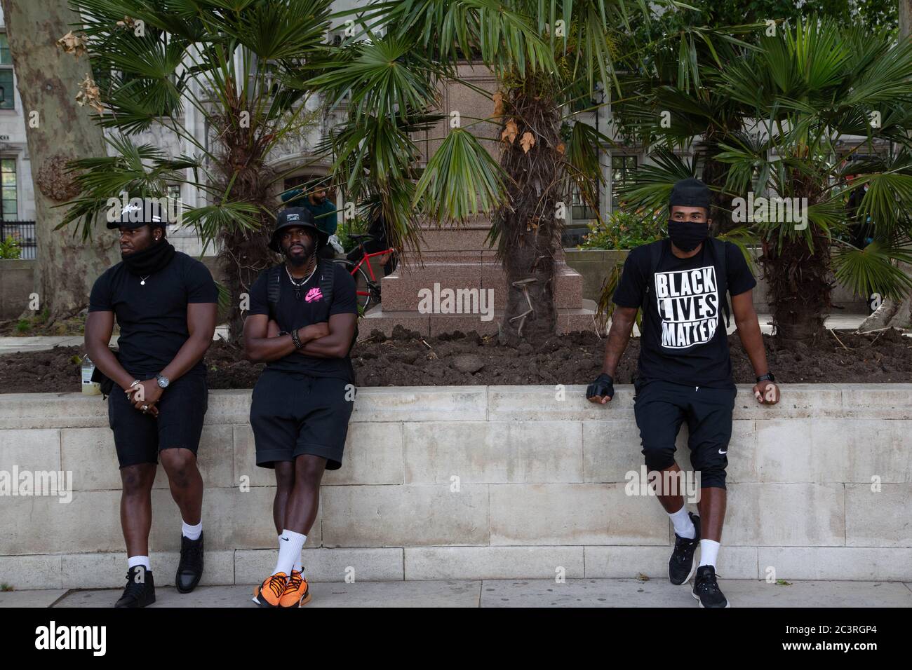 Westminster, Regno Unito. 21 Giugno 2020. I manifestanti Black Lives Matter riposano in piazza del Parlamento durante la manifestazione.le proteste continuano a Londra e altrove nel Regno Unito per la quarta settimana consecutiva, in mezzo a crescenti richieste di riforma delle forze di polizia. Credit: SOPA Images Limited/Alamy Live News Foto Stock