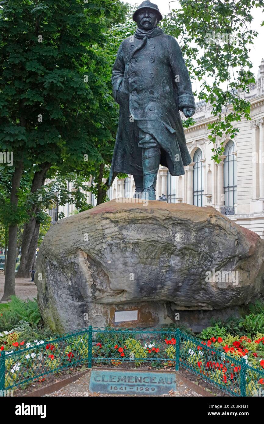 Statua di Georges Clemenceau, Place Clemenceau, Parigi, Francia Foto Stock