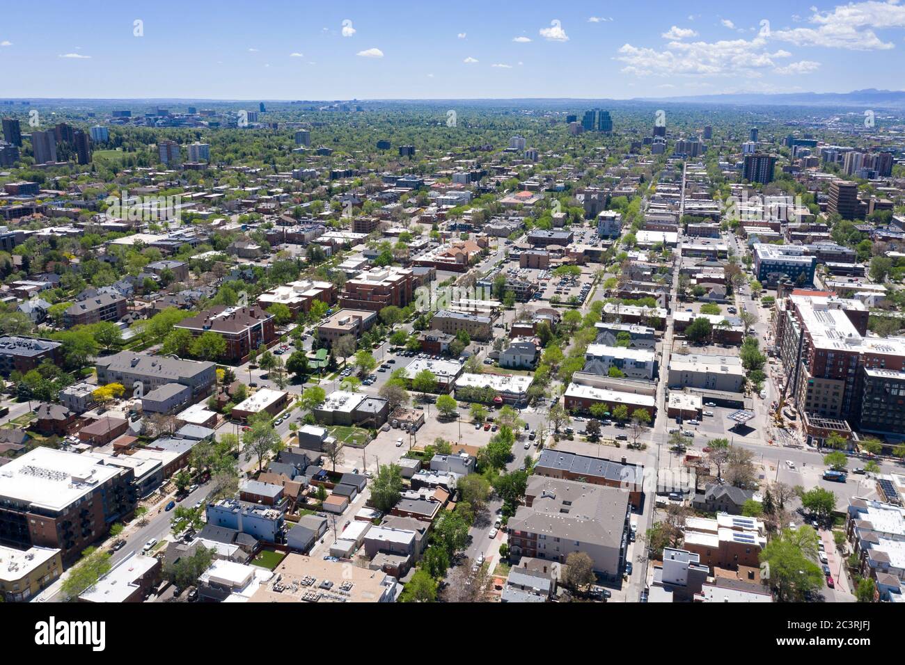 Vista aerea a sud dal centro di Denver ai quartieri di Capitol Hill e Speer Foto Stock