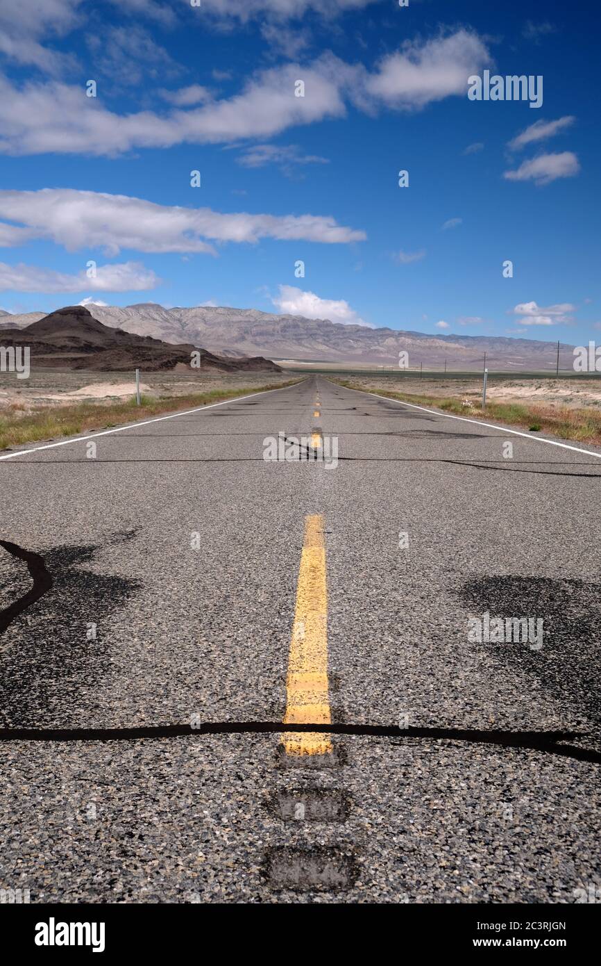 Solitario tratto di asfalto fessurato nel deserto della contea di Millard, Utah Foto Stock