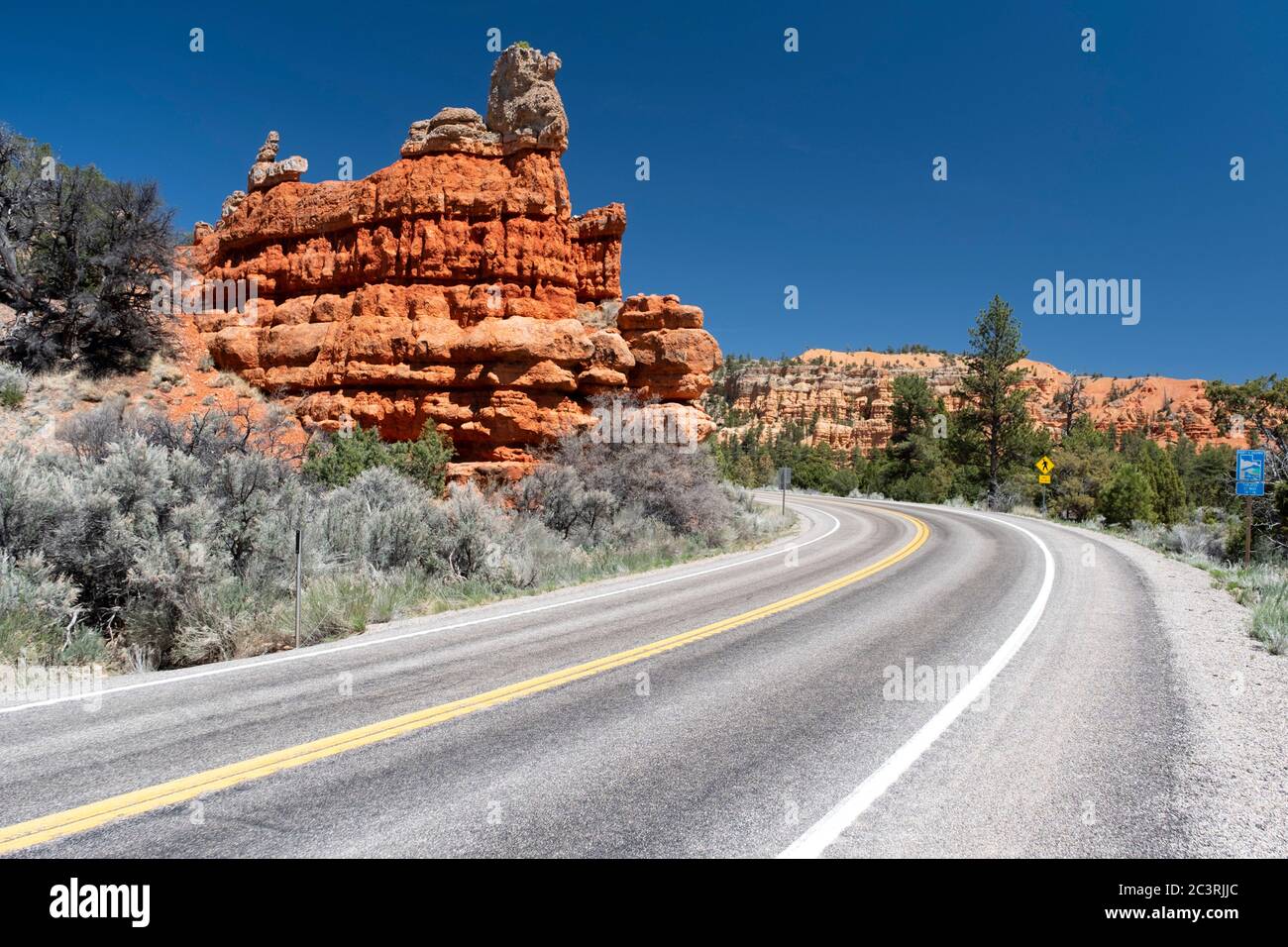 Autostrada 12 nel Red Canyon Utah, famosa per le sue formazioni di roccia rossa Foto Stock