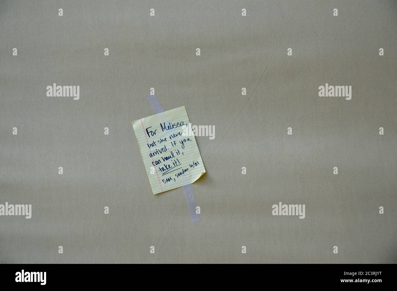 Questa nota è stata lasciata su un materasso su un marciapiede nel quartiere di Nob Hill a San Francisco. Foto Stock