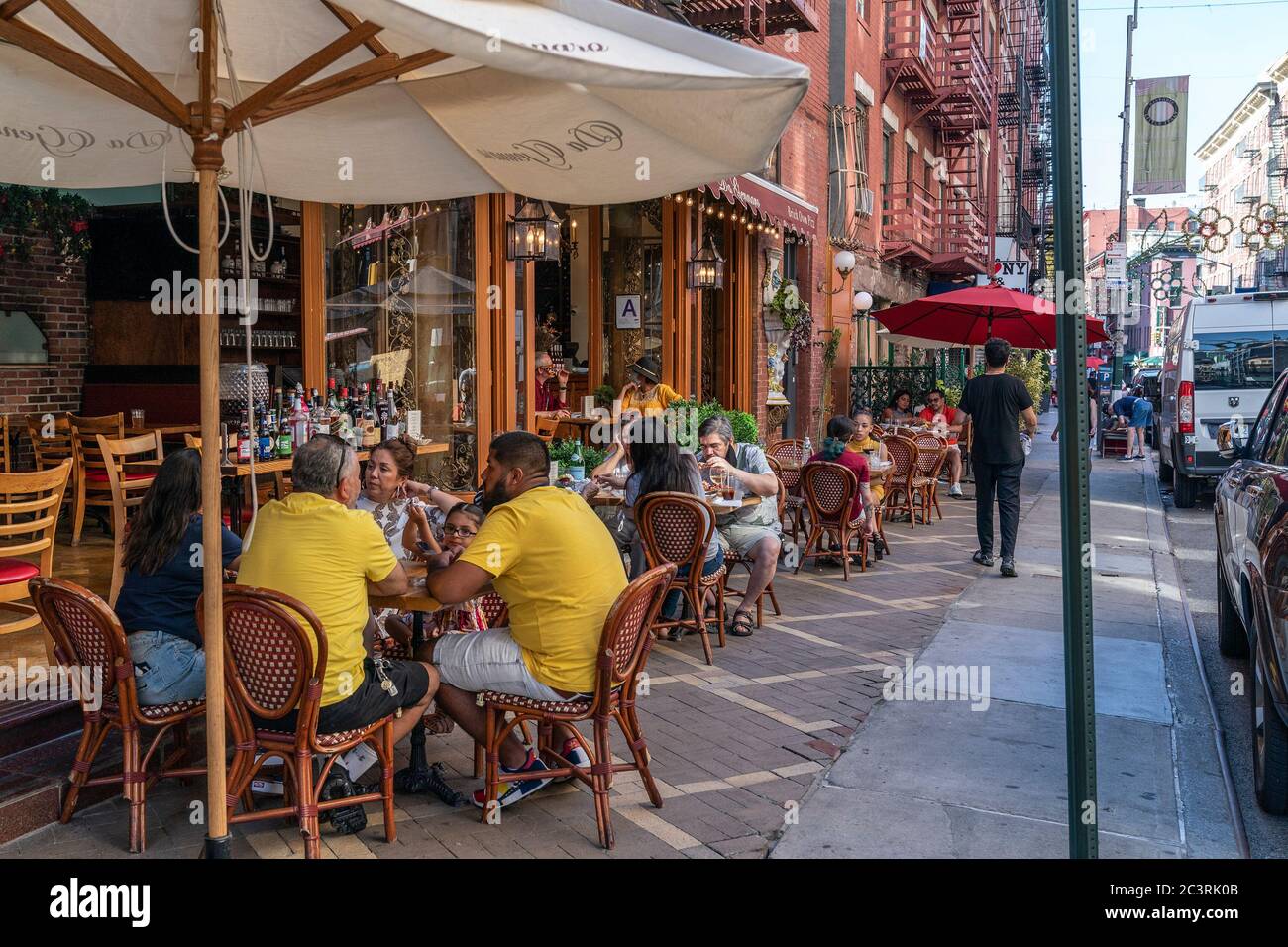 New York, Stati Uniti. 21 Giugno 2020. I ristoranti di Little Italy iniziano a servire i clienti all'aperto, mentre New York City entra nella fase 2 della riapertura a New York il 21 giugno 2020. Il governatore Andrew Cuomo ha annunciato che New York City è sulla buona strada per la fase 2 dopo che i dati mostrano il numero di nuove infezioni e il ricovero in ospedale è in calo. (Foto di Lev Radin/Sipa USA) Credit: Sipa USA/Alamy Live News Foto Stock