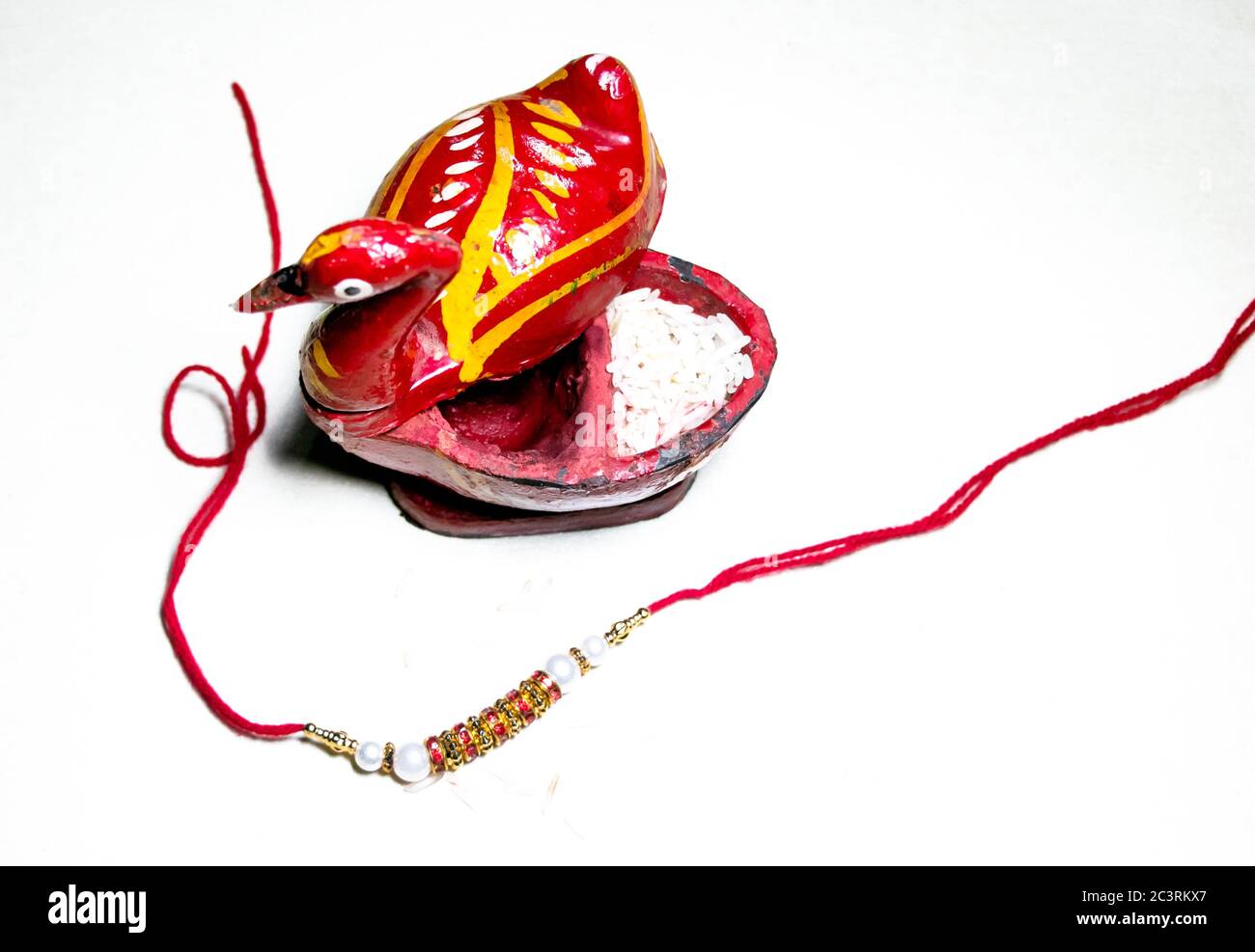 Raksha bandhan rakhi con kumkum e riso Foto Stock