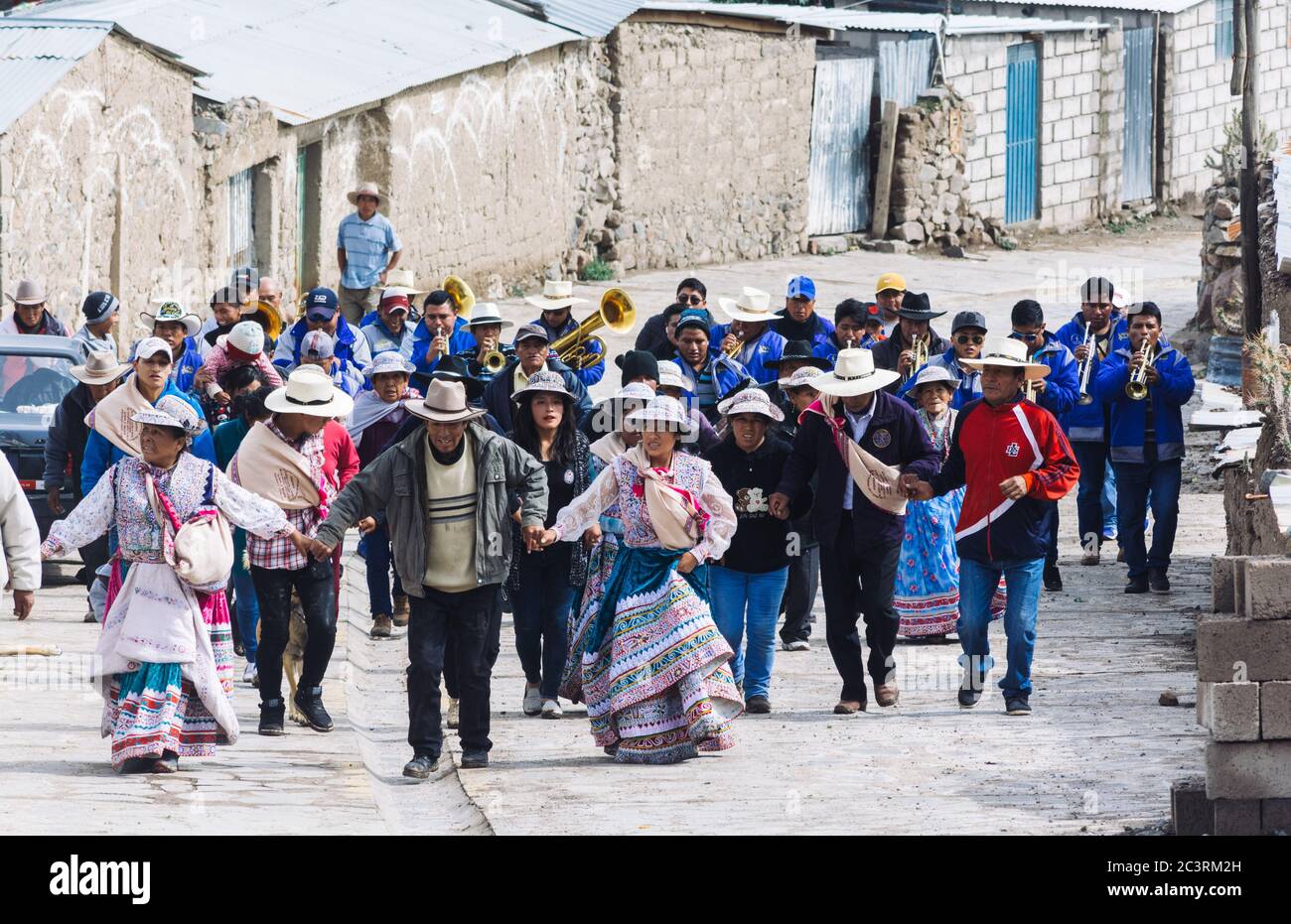 PINCHOLLO, VALLE DEL COLCA, PERÙ - 20 GENNAIO 2018: Gruppo di peruviani sfilano attraverso il piccolo villaggio di Pinchollo, Valle del Colca, Perù Foto Stock