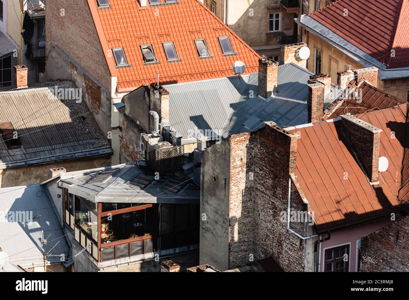 vista aerea delle case con tetti colorati a lviv, ucraina Foto Stock