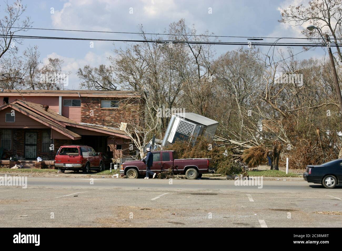 BILOXI, STATI UNITI - 08 settembre 2005: L'uomo torna a casa danneggiata dall'uragano Katrina. Foto Stock