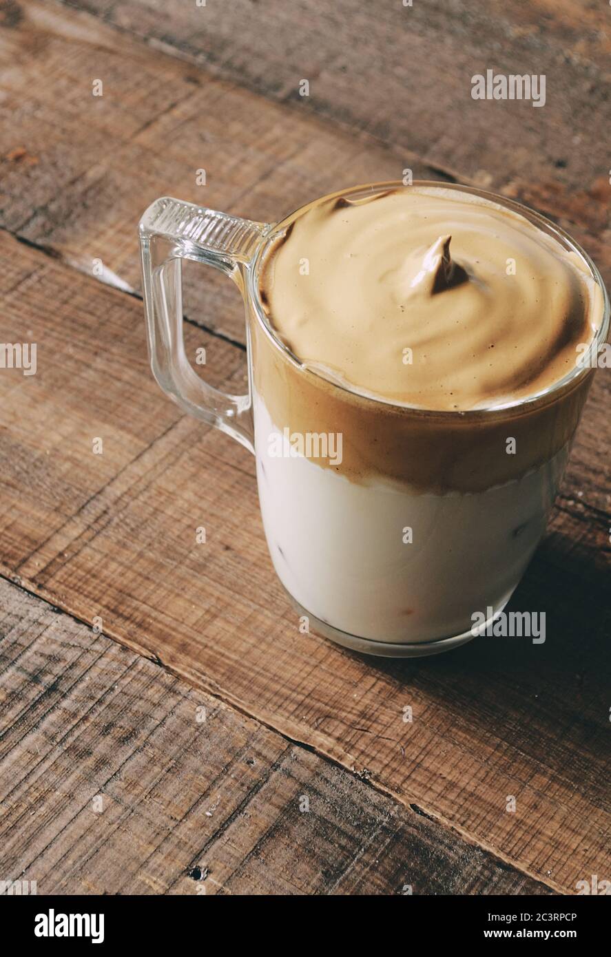 Primo piano di caffè Dalgona ghiacciato, soffice caffè panna montato. Foto Stock