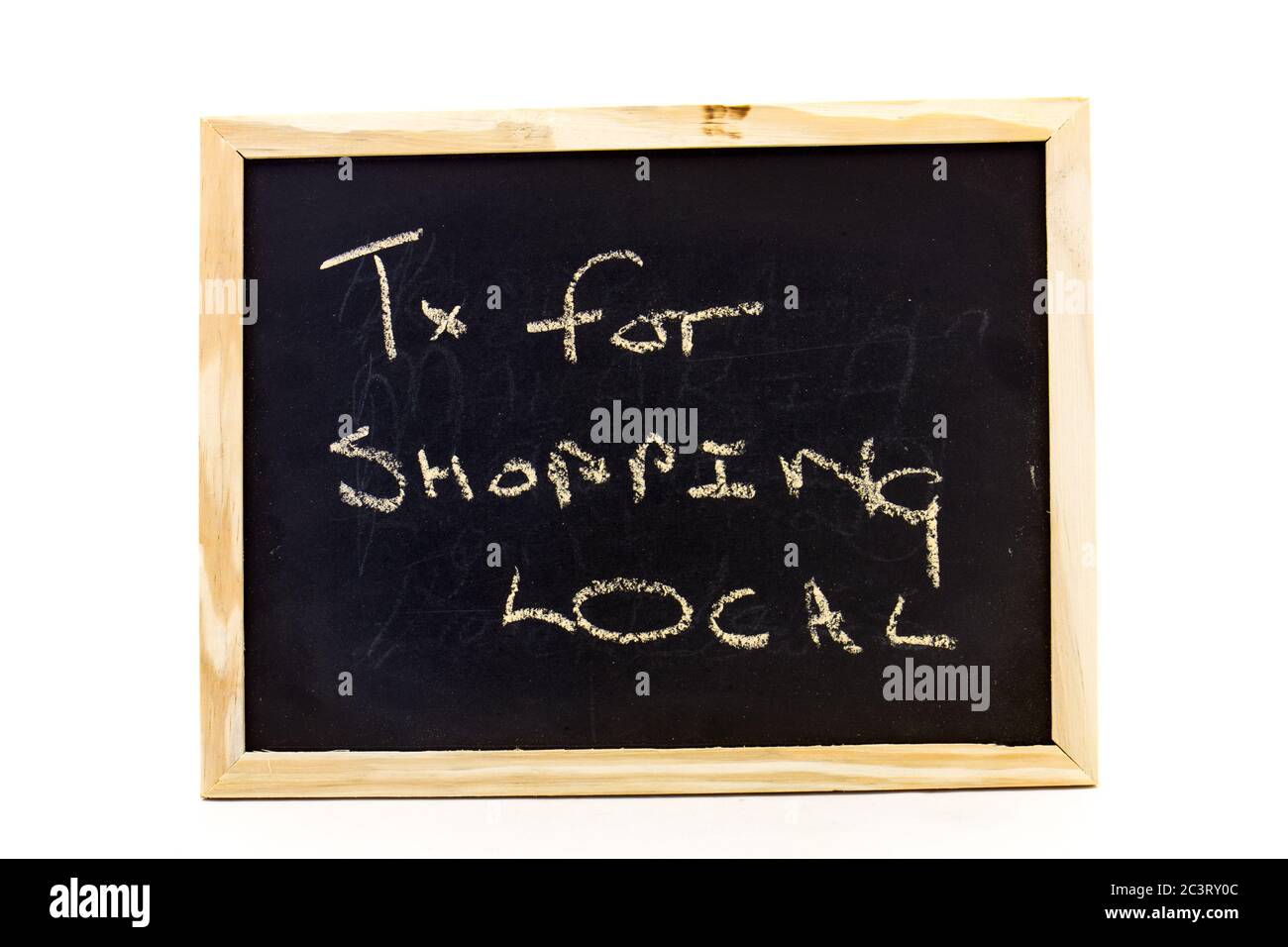 Immagine concettuale - messaggio per supportare l'attività locale scritto su una lavagna isolata su un'immagine di sfondo chiara con spazio di copia Foto Stock