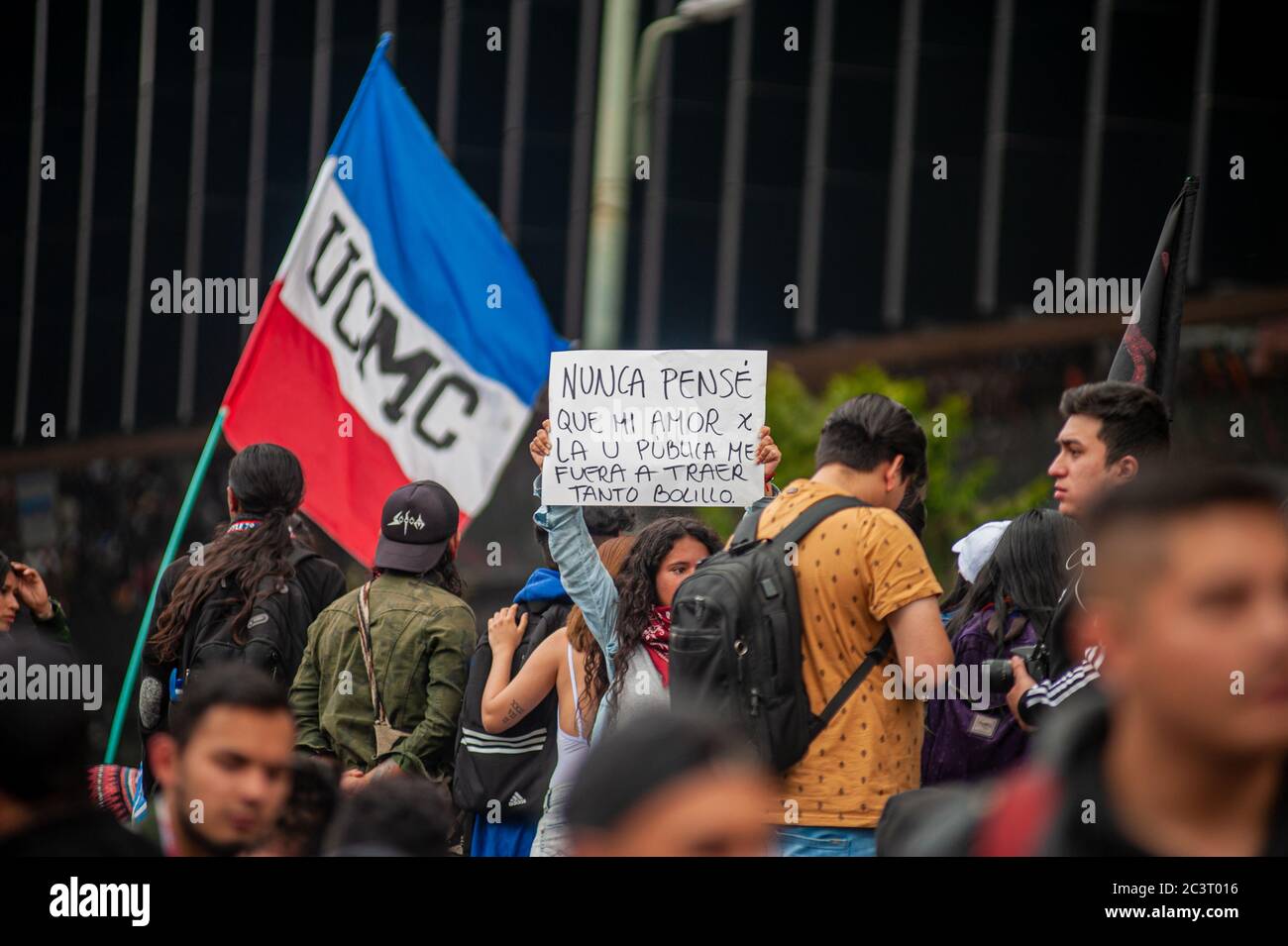 Le manifestazioni in tutta Bogotà si svolgono come una protesta contro la brutalità della polizia usata dalla squadra di rivolta della polizia colombiana, ESMAD, con bandiere An Foto Stock