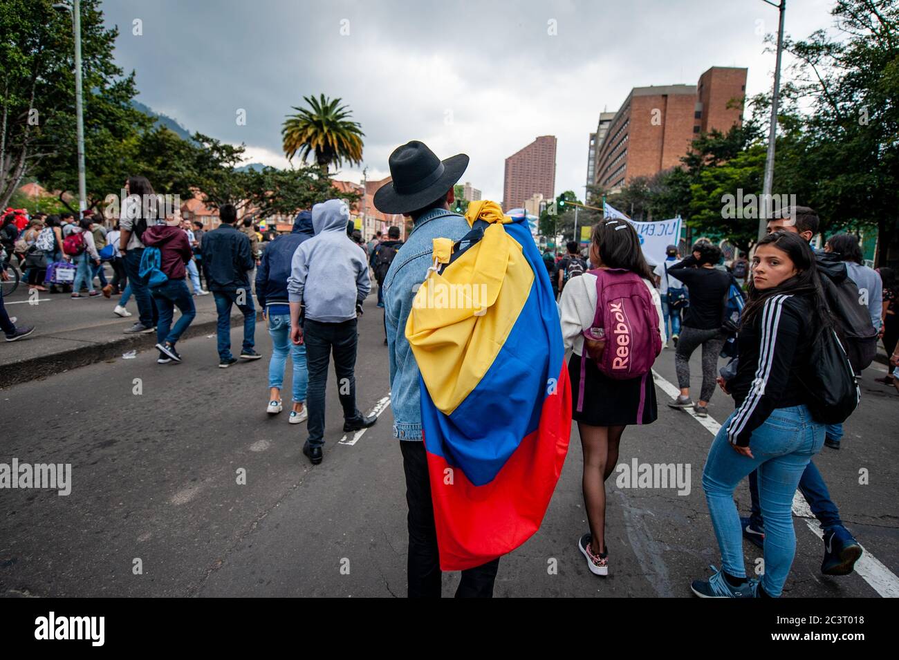 Le manifestazioni in tutta Bogotà si svolgono come una protesta contro la brutalità della polizia usata dalla squadra di rivolta della polizia colombiana, ESMAD, con bandiere An Foto Stock