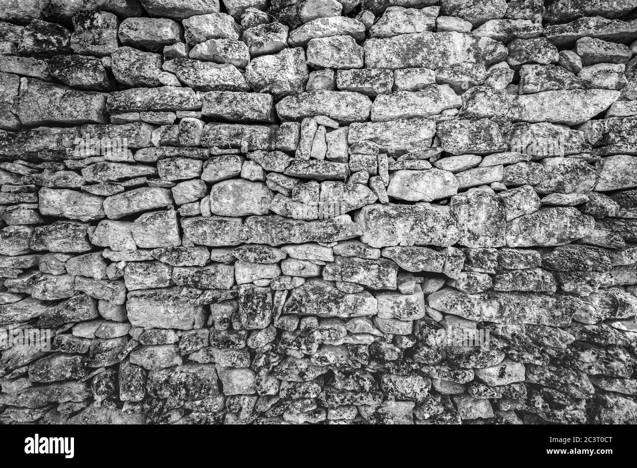Sfondo della trama della parete in pietra processo fotografico in bianco e nero Foto Stock