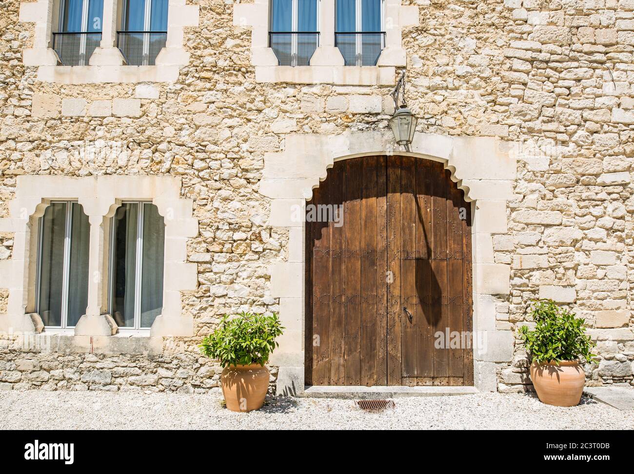 Antico castello di campagna, casa con muro di pietra, porta in legno e finestre. Esterno di un edificio storico Foto Stock