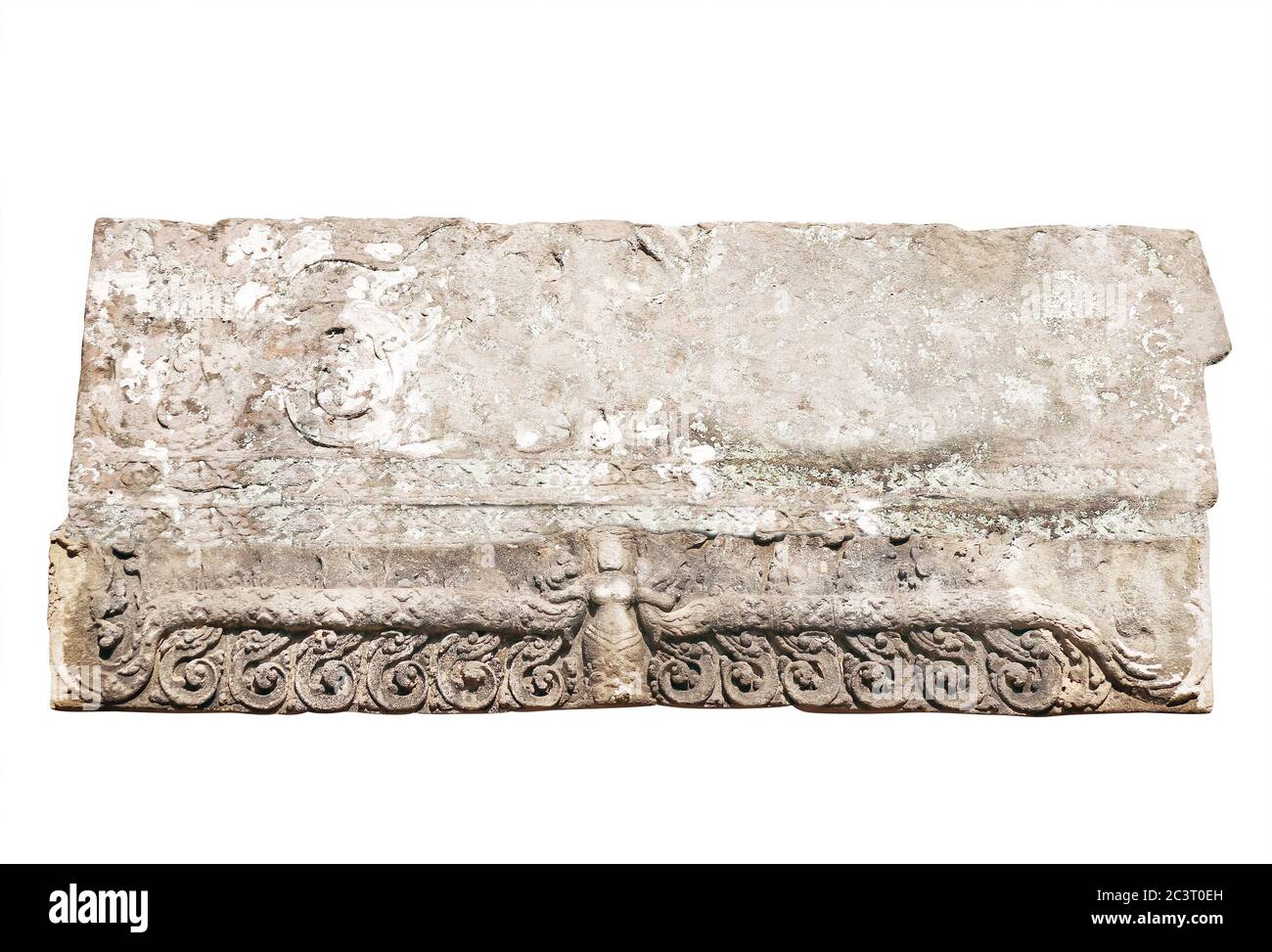 Pietra vecchia con ornamento di scultura con ballerina donna apsara e bordo floreale, famoso complesso Angkor Wat, Siem Reap, Cambogia. Isolato su sfondo bianco Foto Stock