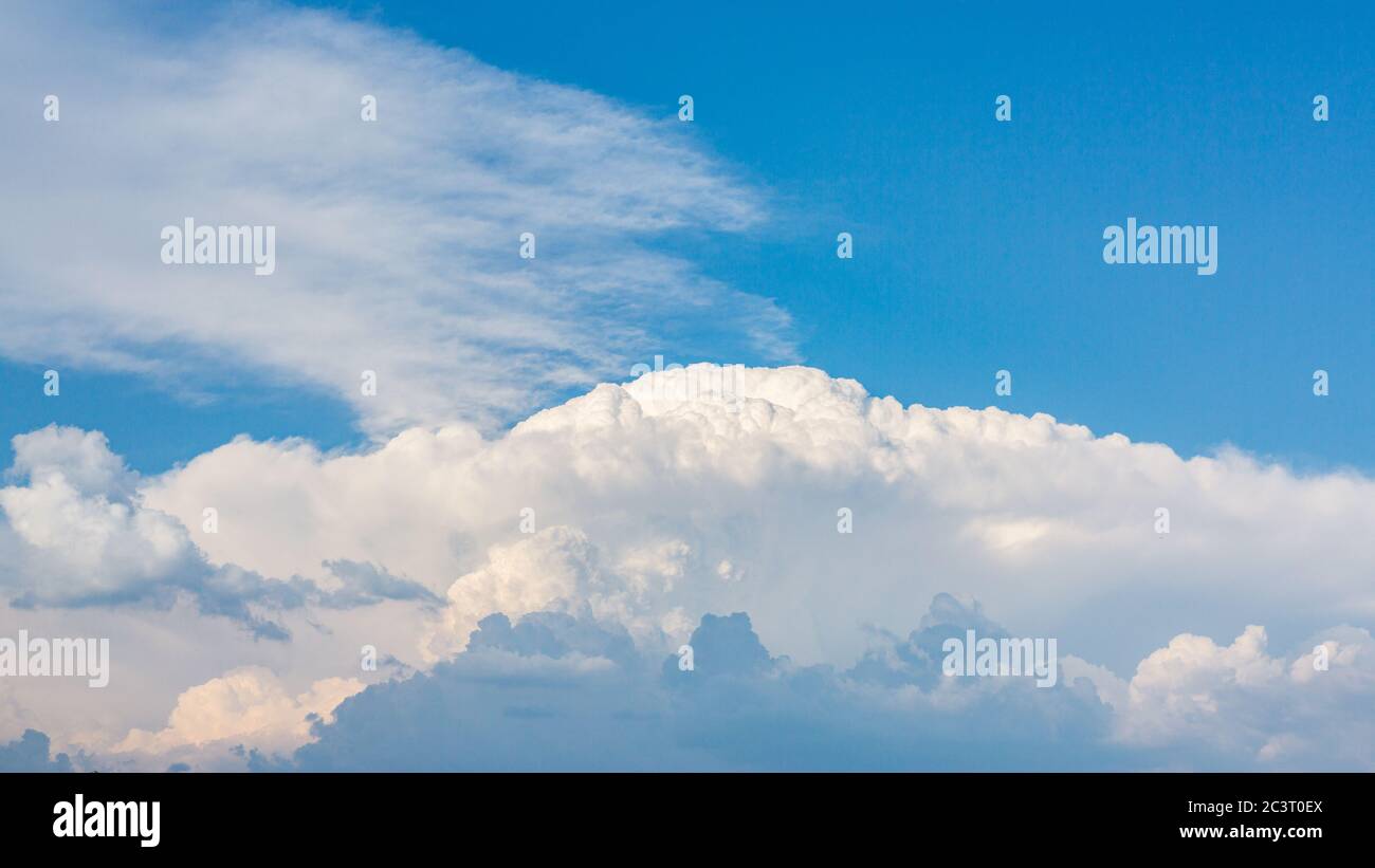 Nuvole su cielo blu. Concetto di meteorologia e meteorologia Foto Stock