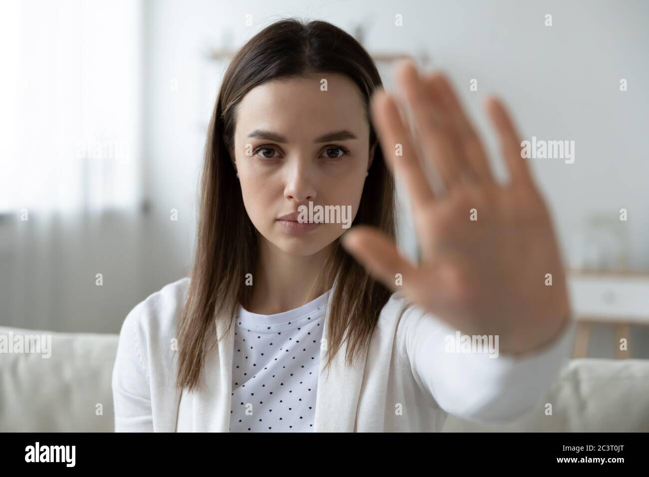 Donna che mostra stop gesto lottando per le donne destra Foto Stock