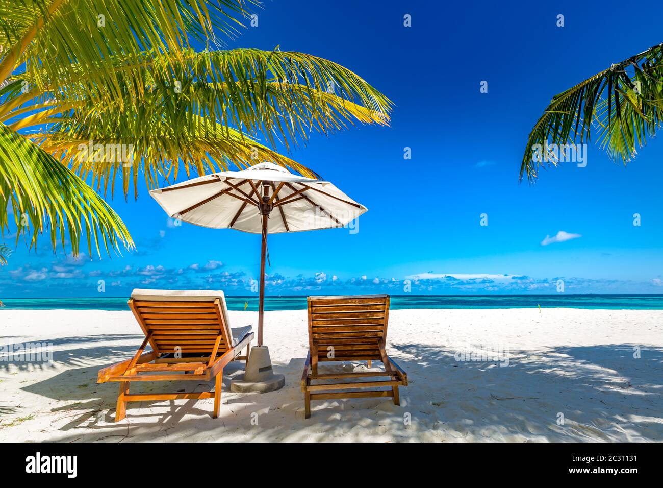 Bellissima spiaggia tropicale. Sabbia bianca e palme da cocco turismo di viaggio ampio panorama di fondo concetto. Paesaggio di spiaggia incredibile, viaggi di lusso, vacanza Foto Stock