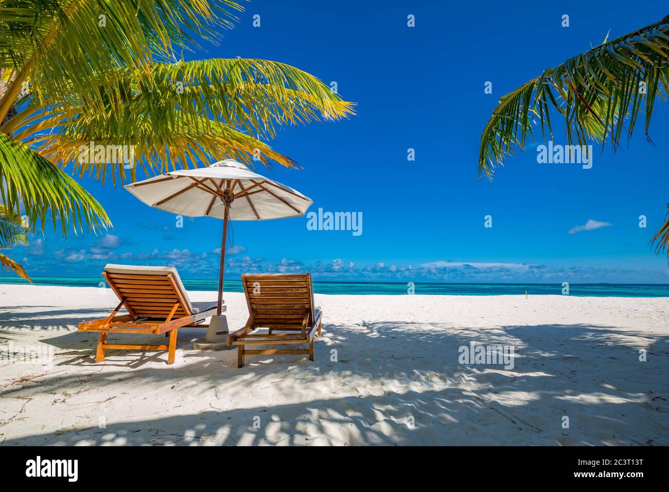Bellissima spiaggia tropicale. Sabbia bianca e palme da cocco turismo di viaggio ampio panorama di fondo concetto. Paesaggio di spiaggia incredibile, viaggi di lusso, vacanza Foto Stock
