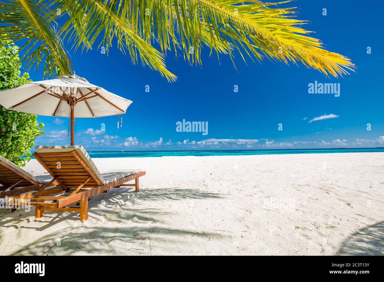 Bellissima spiaggia tropicale. Sabbia bianca e palme da cocco turismo di viaggio ampio panorama di fondo concetto. Paesaggio di spiaggia incredibile, viaggi di lusso, vacanza Foto Stock