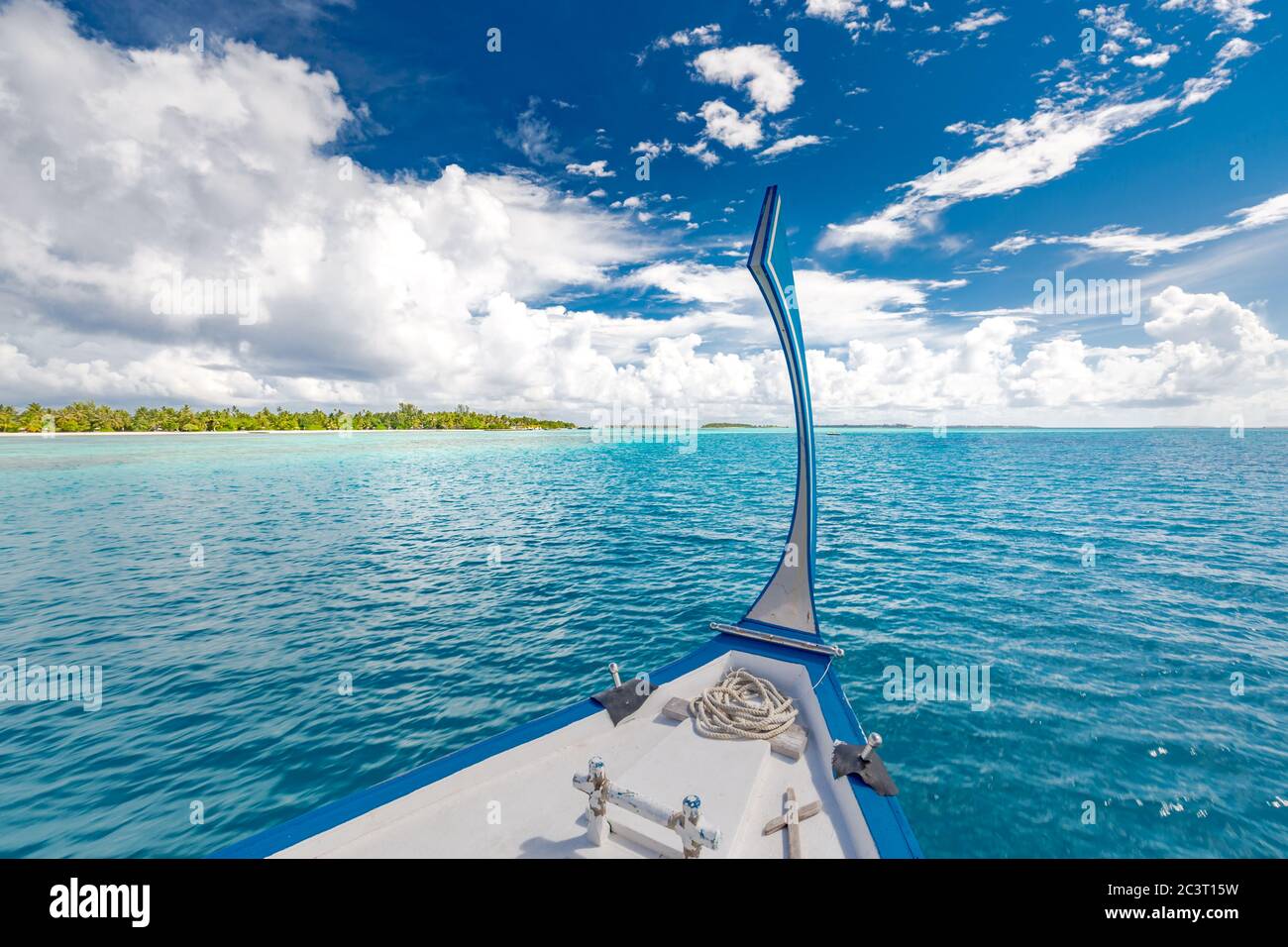 Maldive background concetto. Barca tradizionale Dhoni, isola tropicale in legno jetty e spiaggia. Vacanza estiva e concetto di viaggio di lusso Foto Stock