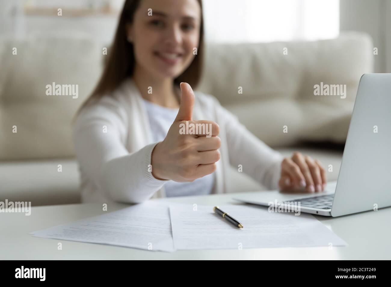 Donna che mostra i pollici verso l'alto gesto cliente soddisfatto dare un feedback positivo Foto Stock
