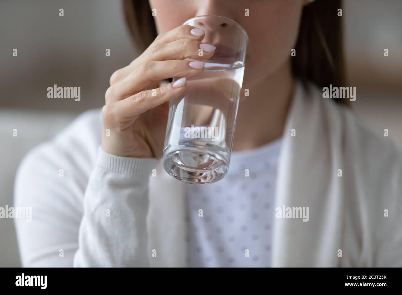 Donna che beve acqua minerale o ancora primo piano immagine concettuale Foto Stock