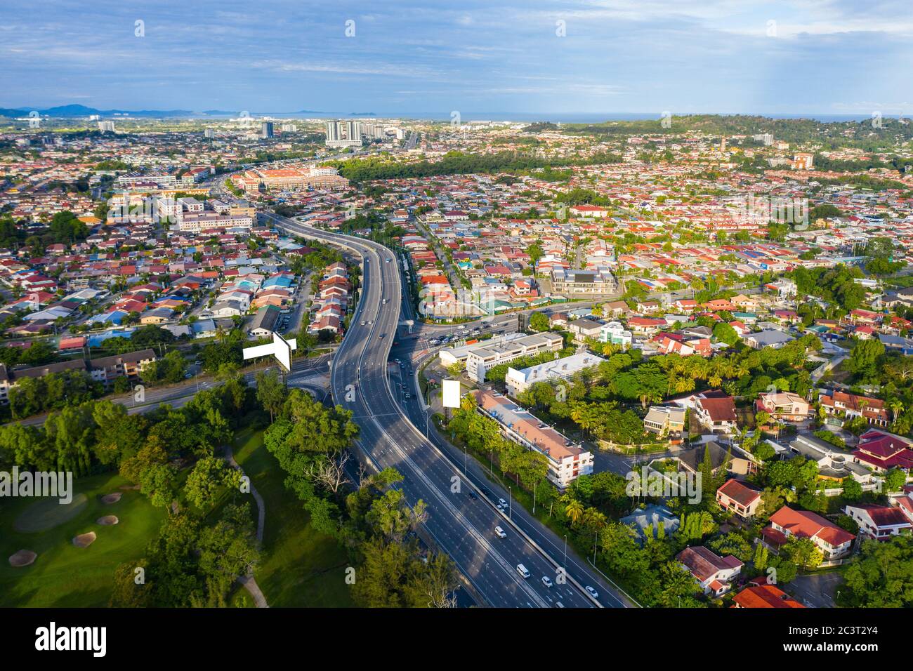 Immagine aerea di un'auto che si muove sulla città di Kota Kinabalu, Sabah, Malesia Foto Stock