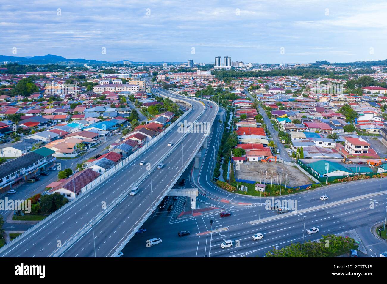 Immagine aerea di un'auto che si muove sulla città di Kota Kinabalu, Sabah, Malesia Foto Stock