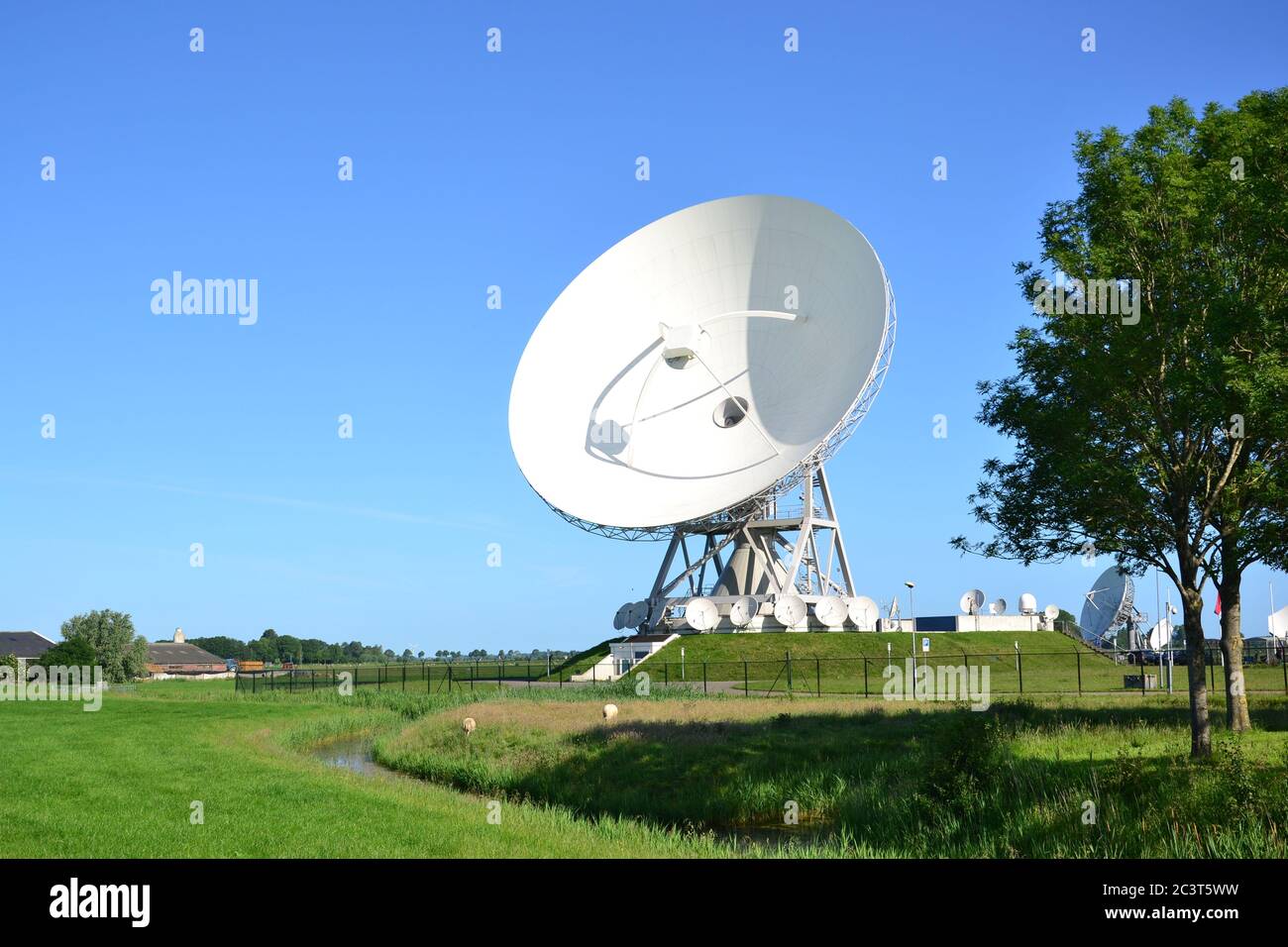 Grandi ricevitori per comunicazioni satellitari nella città di Burum, Paesi Bassi. Olanda Foto Stock