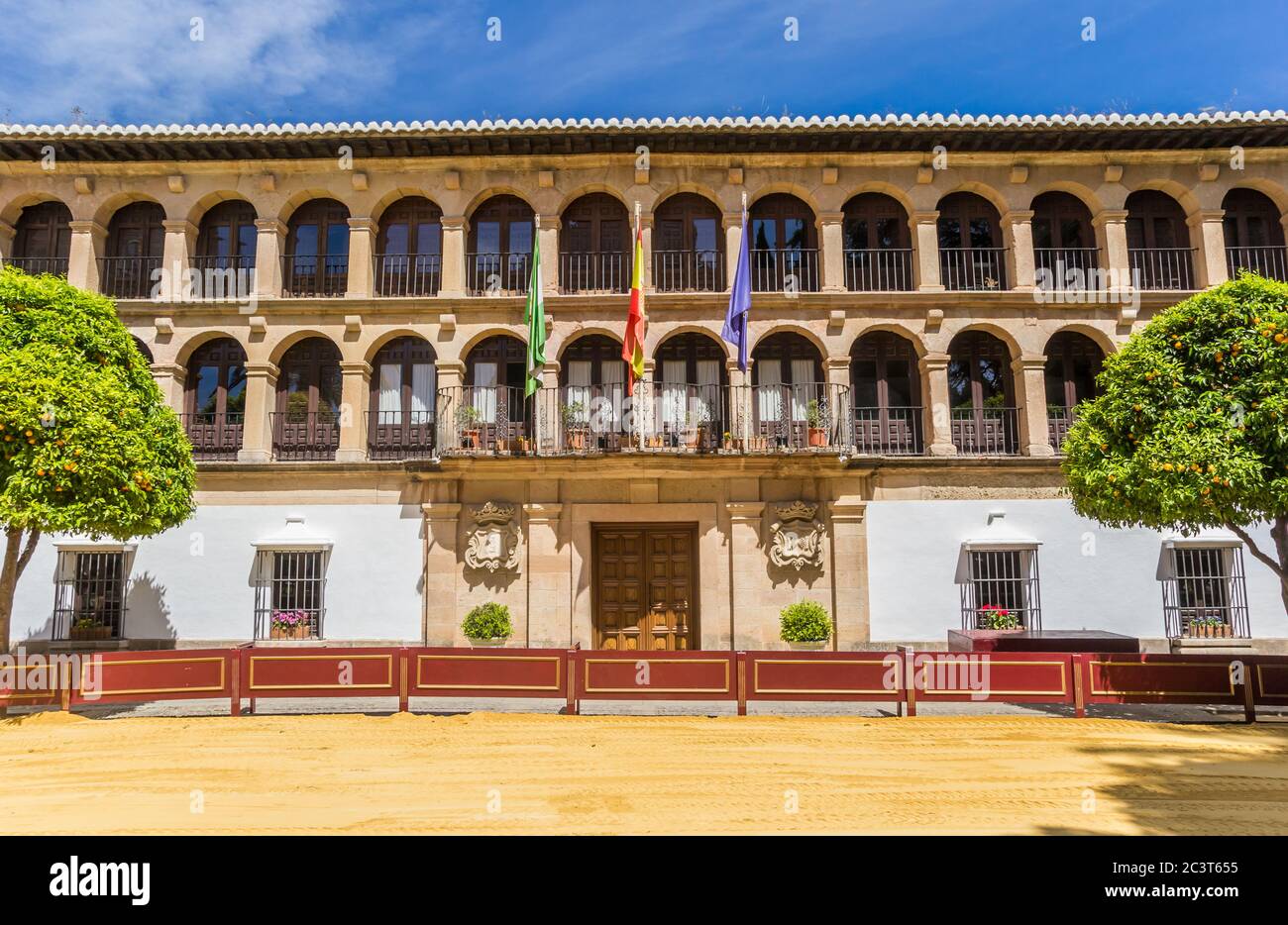 Bandiere sulla facciata del municipio storico di Ronda, Spagna Foto Stock