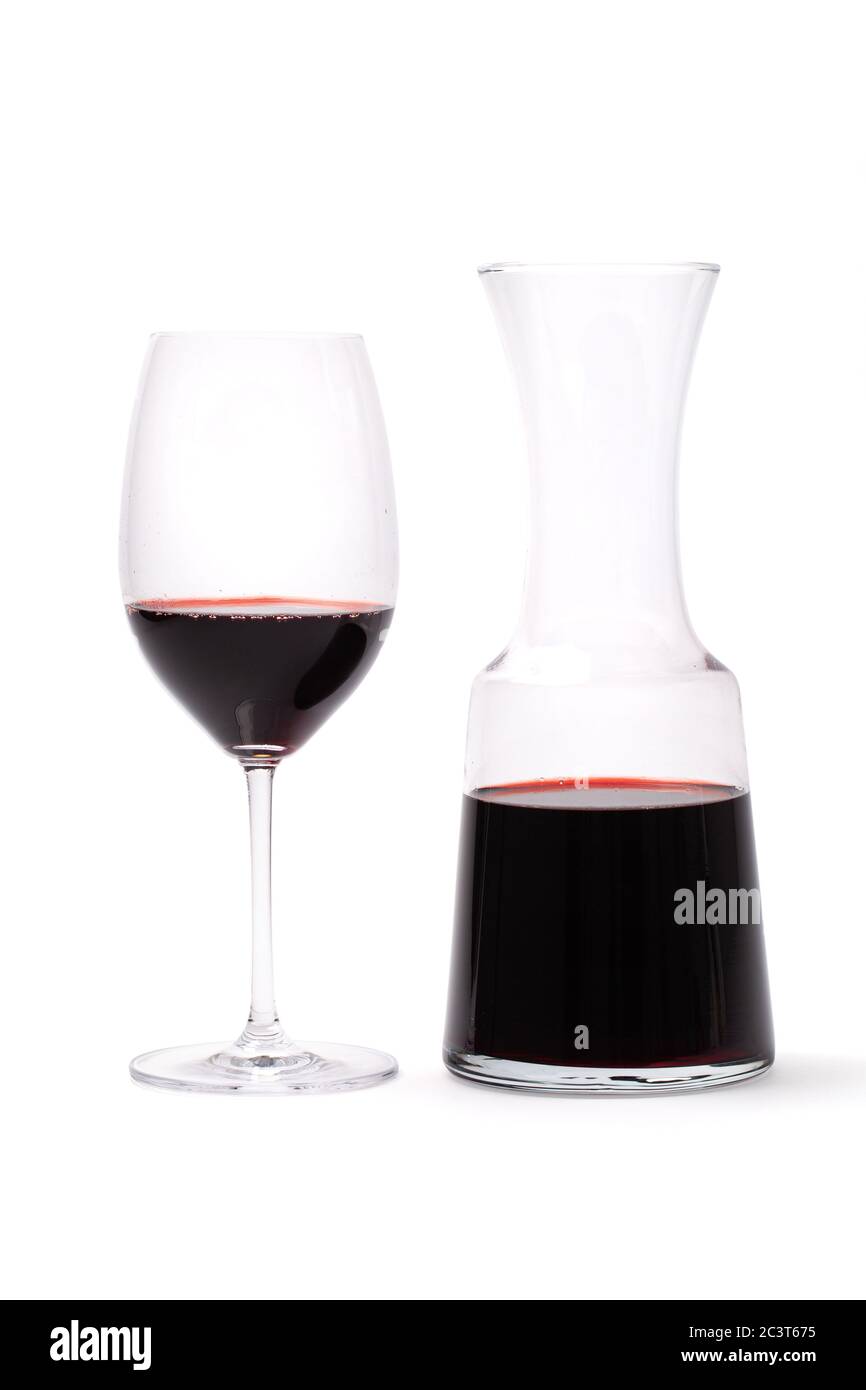 Caraffa e bicchiere con vino rosso isolato su bianco con sentieri Foto Stock