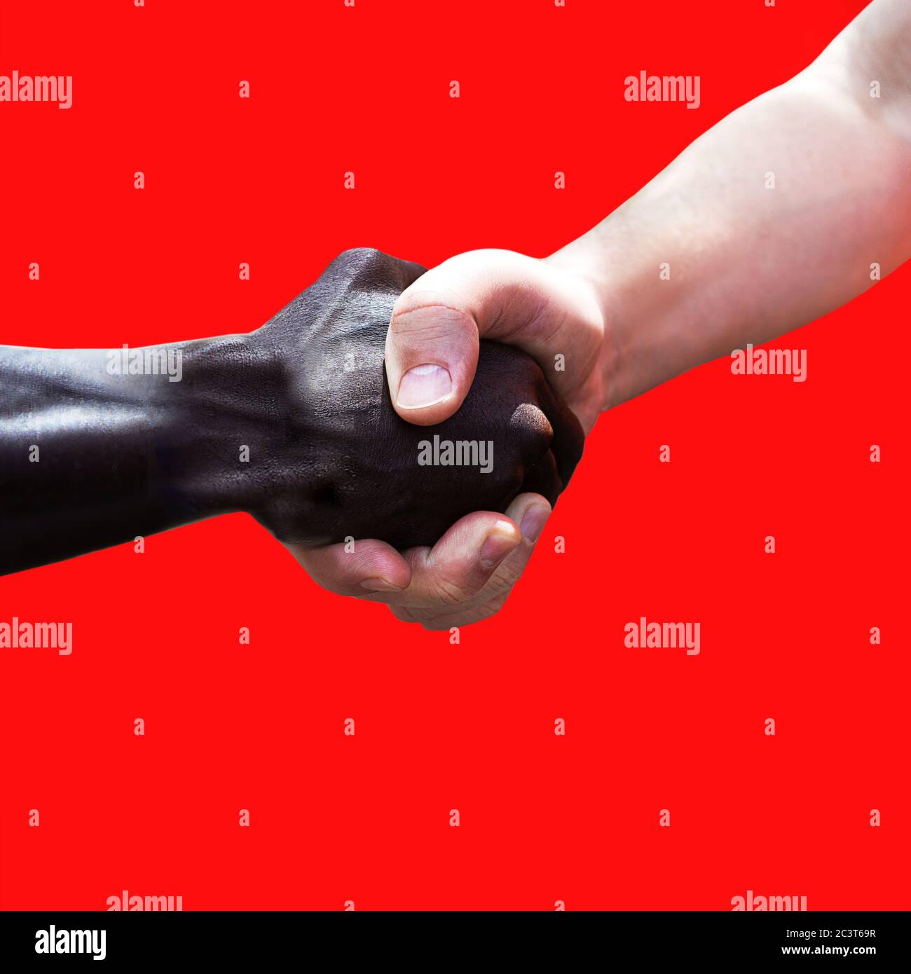 Due uomini di diverse razze che tengono insieme le mani su sfondo rosso. La foto mostra amicizia, sostegno, uguaglianza e diversità. Uno caucasico, l'altro è scuro o nero. Le vite nere contano. Nessun concetto di razzismo. Foto Stock