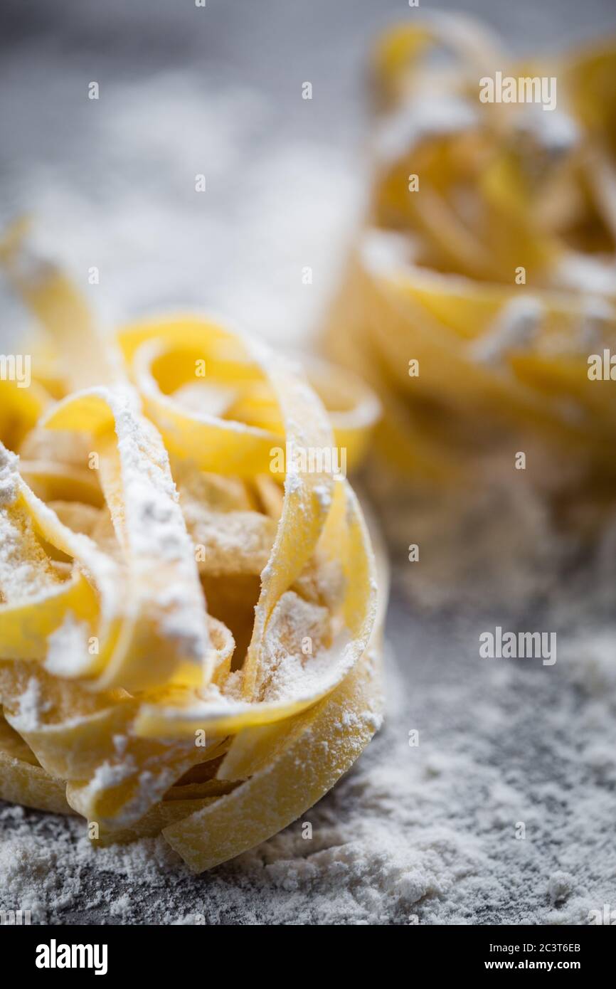 Tagliatelle fatte in casa su tavola rustica Foto Stock