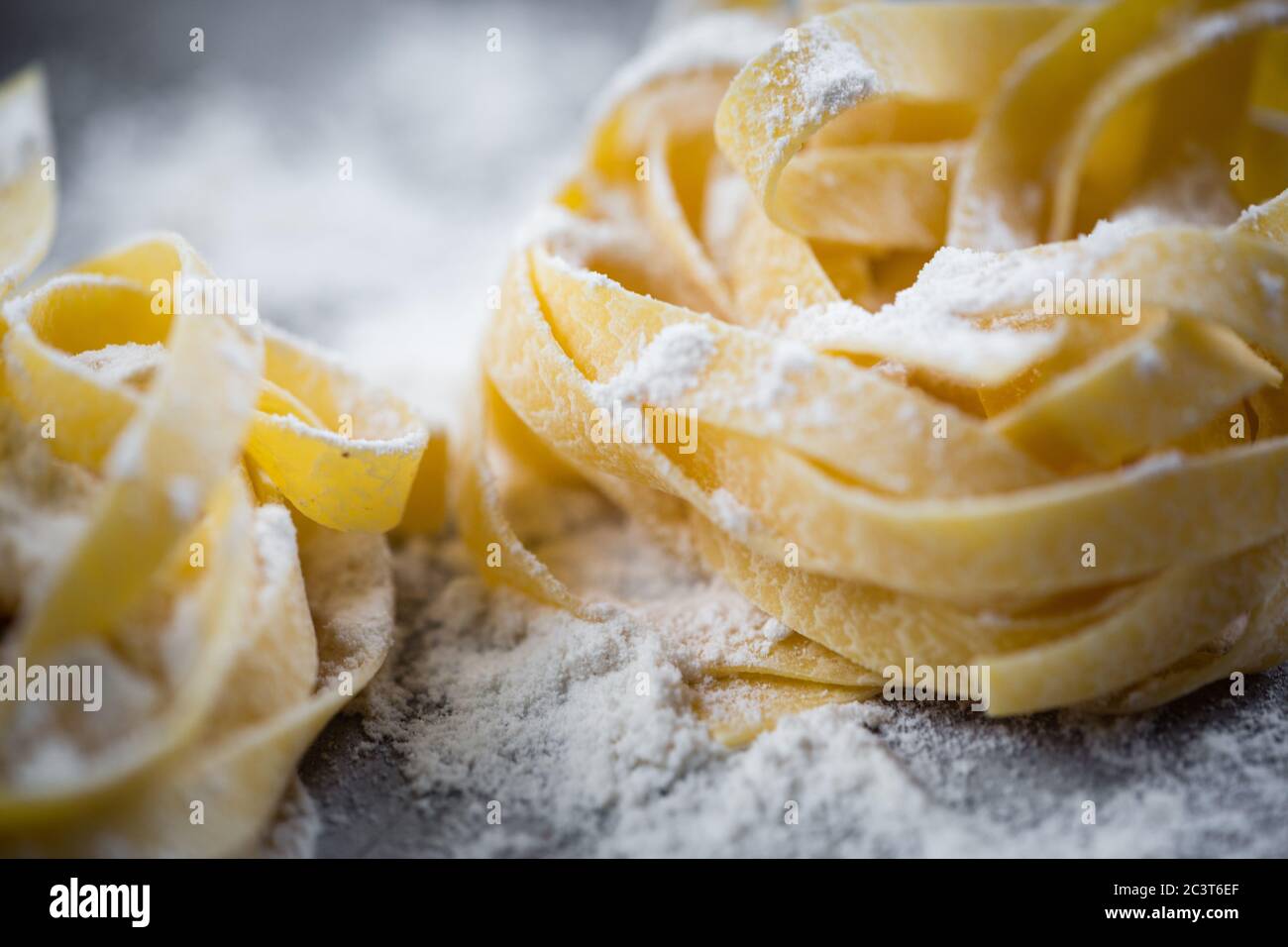 Tagliatelle fatte in casa su tavola rustica Foto Stock