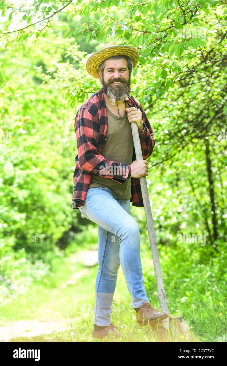 l'uomo scava terreno con pala metallica. orticoltura concetto. Il suolo sta preparando per piantare nella molla. Lavoro in giardino, bella giornata primaverile, piantando alberi in giardino. Attrezzi di giardinaggio. Foto Stock