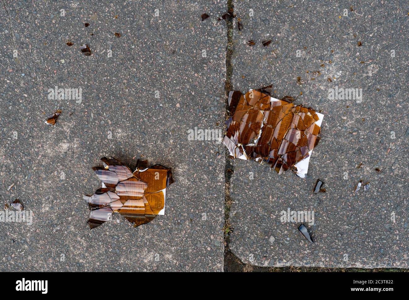 Bottiglia rotta sul pavimento con barbe di vetro. Malvern. Worcestershire. Isole britanniche Foto Stock