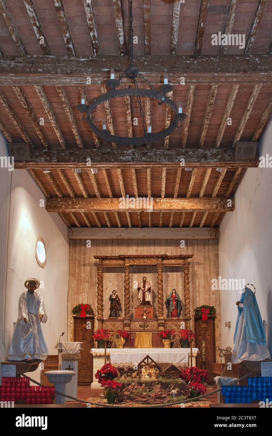 Chiesa interna, prima del furto di tre statue di altare, decorate per Natale, alla Missione San Juan Capistrano a San Antonio, Texas, USA Foto Stock