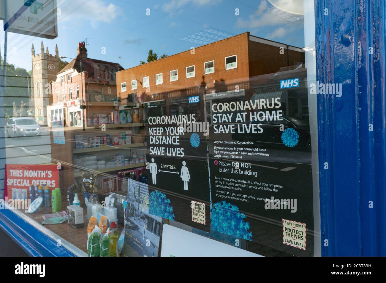 Covid-19 poster delle informazioni sulla sicurezza fuori dal negozio. Malvern. Worcestershire. Isole britanniche. Foto Stock