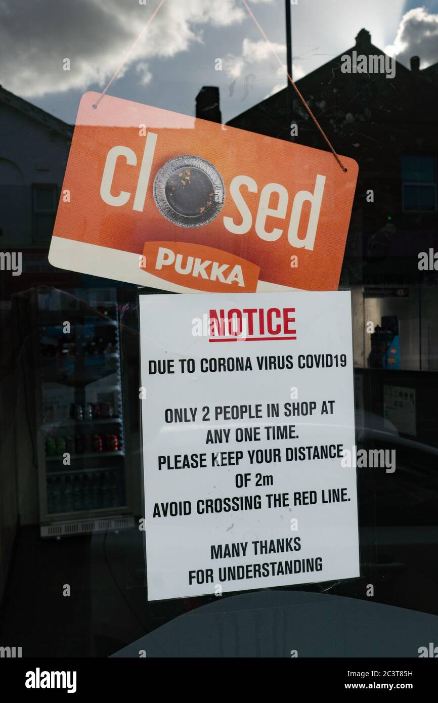 Covid-19 Poster di informazioni sulla sicurezza nella finestra della filiale del negozio da asporto. Malvern. Worcestershire. Isole britanniche. Foto Stock