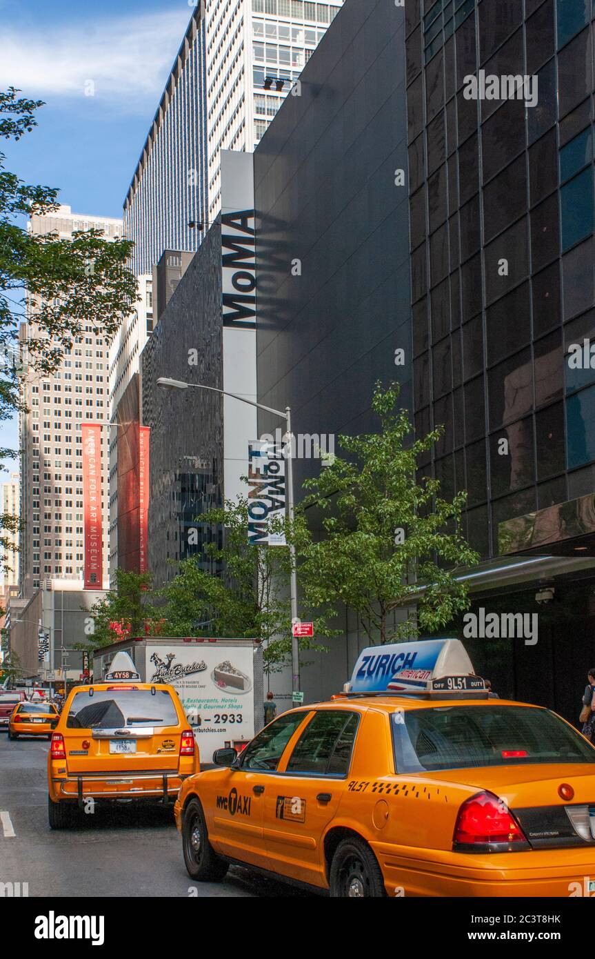 Taxi alla porta del Museo di Arte Folcloristica americana e MoMA sulla West 53rd Street a New York. STATI UNITI. Prima dell'onovazione. Il Museo d'Arte moderna è impegnato Foto Stock