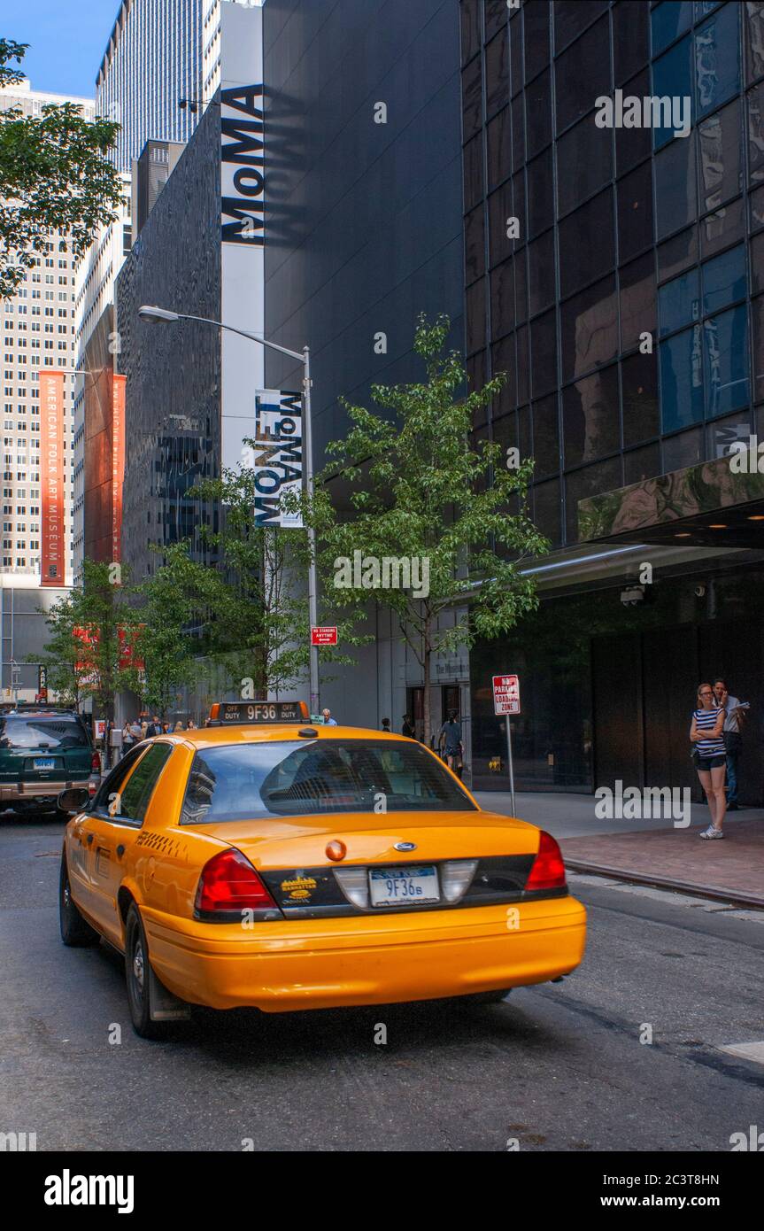 Taxi alla porta del Museo di Arte Folcloristica americana e MoMA sulla West 53rd Street a New York. STATI UNITI. Prima dell'onovazione. Il Museo di Arte moderna è impegnato t Foto Stock