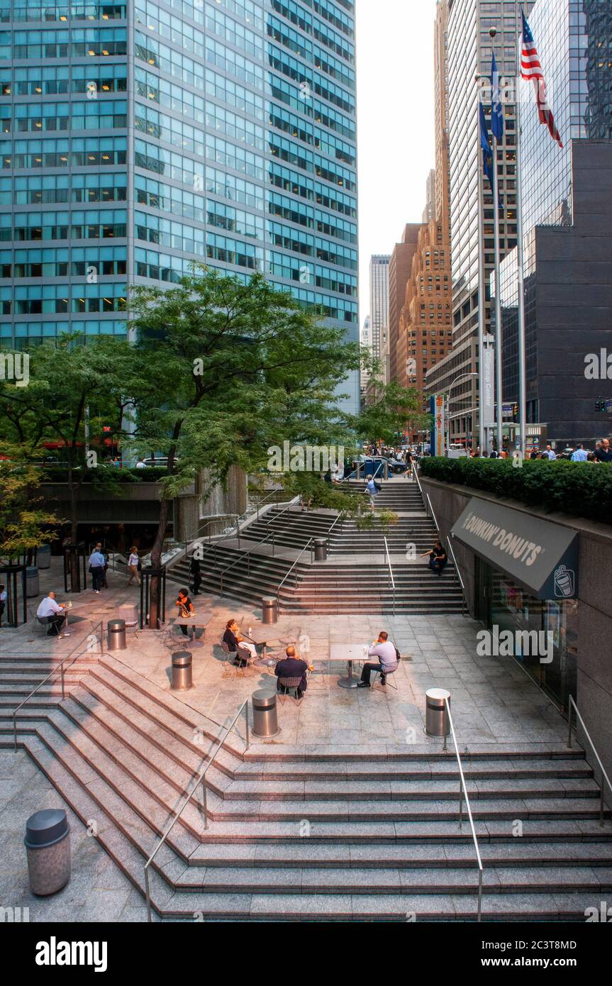 Più in alto, il Citigroup Centre ha due livelli di spazio pubblico con molti servizi: Ristoranti, tavoli, servizi igienici e accesso alla metropolitana. Foto Stock