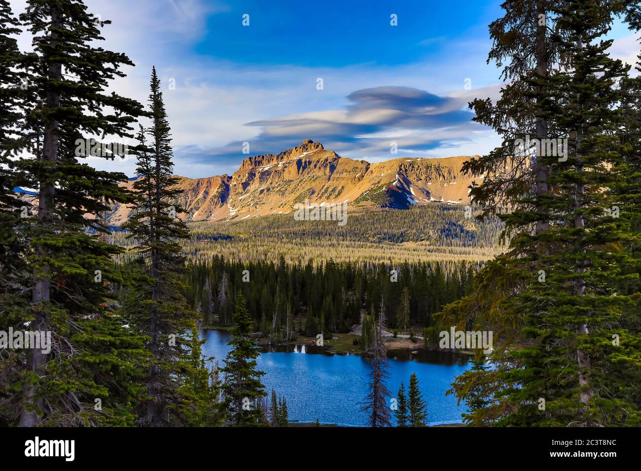 Si tratta di una vista dello spettacolare Hayden Peak visto dal punto panoramico lungo la Mirror Lake Scenic Byway a nord-est di Kamas, Utah, USA. Foto Stock