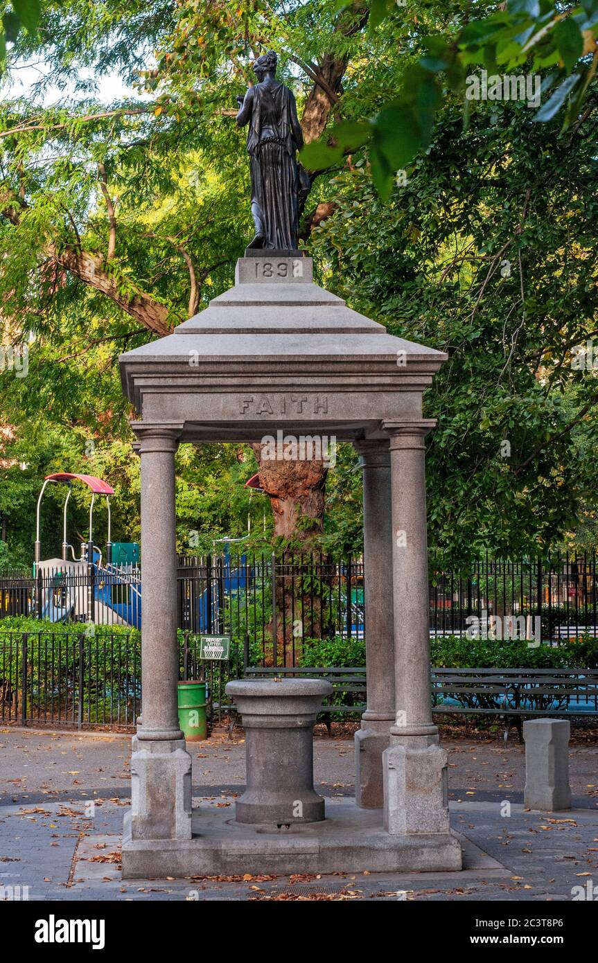 La temperanza Fontana in Manhattan Tompkins Square Park è stata eretta nel 1891 per attirare gli uomini a bere acqua invece di alcol. Foto Stock
